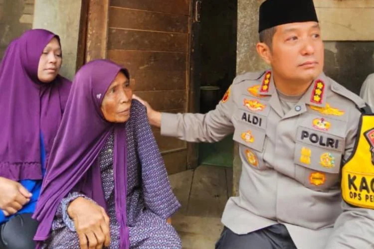 Aldi Cek Langsung Penerima Bantuan Rutilahu Polda Jabar di Kabupaten Bandung