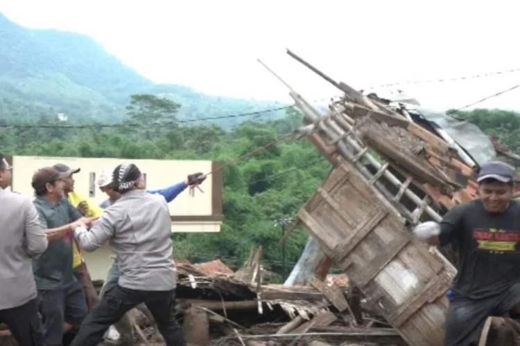 Tinggal di Rumah Nyaris Roboh, Nenek 92 Tahun di Nagreg Akhirnya Punya Hunian Layak