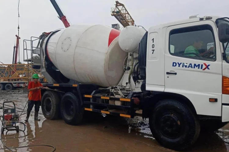Kontraktor Gene Bank Rutin Lakukan Pembersihan Tanah yang Menempel di Roda Truk