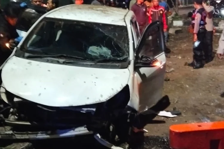 Mobil Sigra ‘Terbang’ Tabrak Trotoar di Soekarno Hatta  Bandung, 4 Orang Luka Ringan