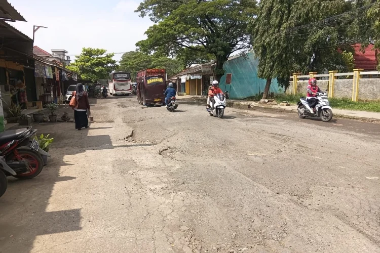 Jalur Kanci–Sindanglaut Depan SMAN Astanajapura Rusak Parah, Warga Ancam Demo