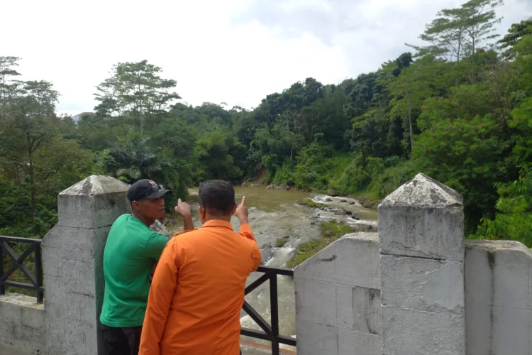 Tebing Longsor Setinggi 10 Meter Diduga Saluran Drainase Belum Rampung