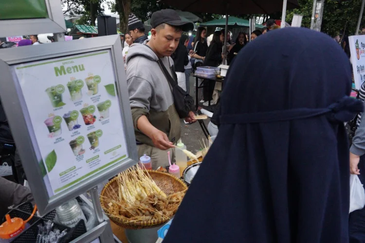FOTO: Warga Berburu Menu Buka Puasa di Masjid Pusdai