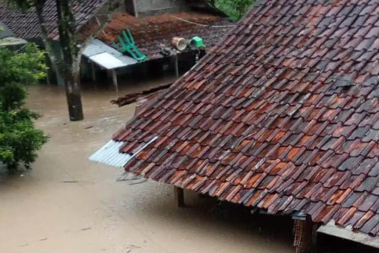 Staf Desa Cijayanti Ungkap Banjir di Kampung Carewed Terjadi karena Faktor Alam