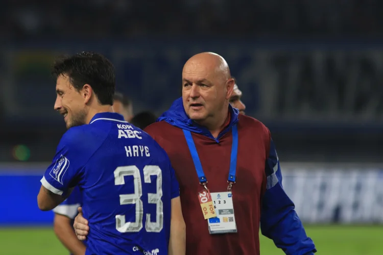 Persib vs Madura United: Bojan Hodak di Tribun Bobotoh, Thom Haye Absen