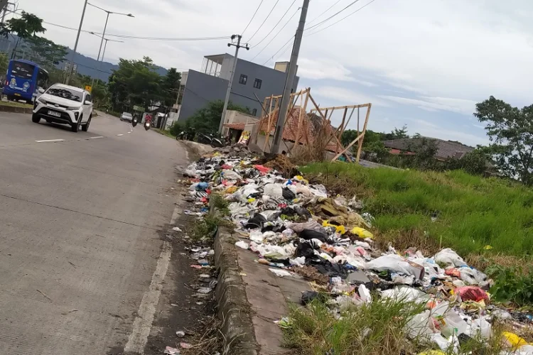 Etalase Kabupaten Bandung Tercoreng, Sampah Liar Menumpuk di Akses Tol Soroja