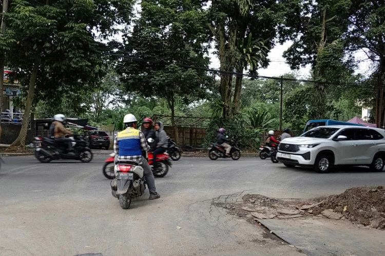 Dampak Pembangunan Gene Bank Indonesia Masih Kotori Ruas Jalan Dr Sumeru