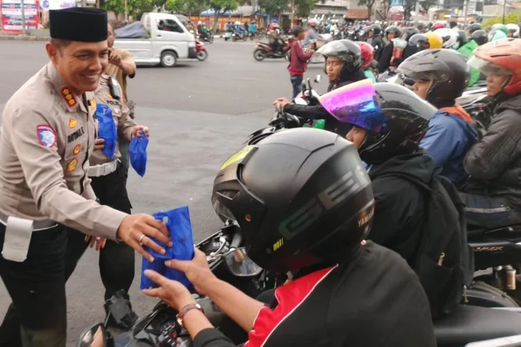 Ditlantas Polda Jabar Turun ke Jalan, Bagikan 500 Takjil Ramadan untuk Pengendara