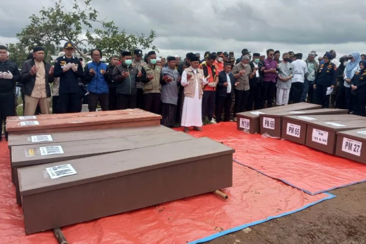 Sepuluh Jenazah Tak Teridentifikasi Longsor Cisarua Dimakamkan, 6 Masih Hilang