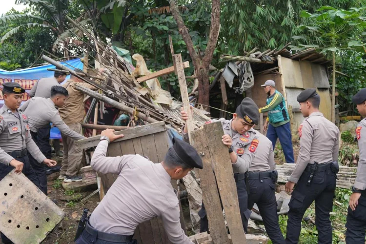 Polresta Bandung Robohkan Rutilahu ke-20 Milik Warga di Pameungpeuk