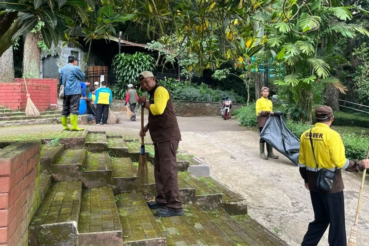 Kebun Binatang Bandung Dibersihkan 100 Personel Gabungan 