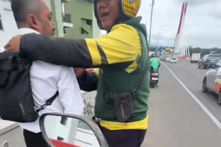 Viral Pemotor Gagalkan Dugaan Percobaan Bunuh Diri di Flyover Pasupati