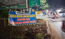 Jalan Licin Akibat Proyek Galian, Sejumlah Pengendara Terjatuh di Jalan Raya Cimahpar