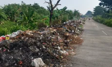 TPA Gunungsantri Overload, Ratusan Ton Sampah Meluber Hingga Badan Jalan