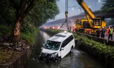 Hindari Motor, Minibus Tabrak Pohon lalu Terjun ke Kali di JORR Cengkareng