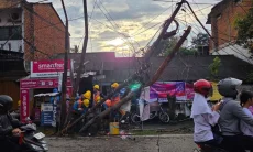PLN UP3 Bogor Benahi Tiang Listrik Tertabrak Mobil di Kedung Halang