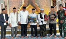 Polres Bogor Serahkan Wakaf 2.000 Mushaf Alquran Waqaf di Acara Tabligh Akbar