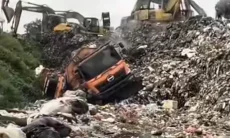 BNPB Peringatkan Longsor Susulan di TPST Bantargebang, 5 Orang Masih Dicari