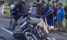 Diduga Kaget Petasan, Kecelakaan Maut di Jalan Raya Pliken Tewaskan Pedagang Tempe