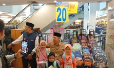 Baznaz Kota Bogor Bagikan THR ke 50 Anak Yatim