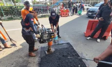 DPUPR Perbaiki Lubang Amblasan di Bawah JPO Paledang Bogor