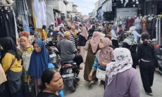 Pasar Sandang Tegal Gubug Cirebon Diburu Warga Berbelanja Baju Lebaran