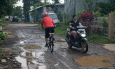 Jalan Desa Adidharma Kabupaten Cirebon Rusak Parah, Warga Geram