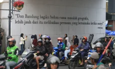 FOTO: Warga Ngabuburit di Jalan Asia Afrika