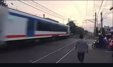 Viral Video Pria Tewas Tertabrak Kereta Bandara di Perlintasan Green Garden Jakbar