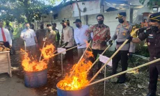 Ribuan Botol Miras dan Barang Bukti Hasil Kejahatan Dimusnahkan Polres Cimahi