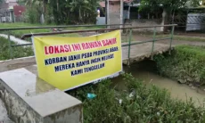 Aktivis Cirebon Timur Soroti Banjir Berulang di Cibogo, Warga Pasang Spanduk Protes
