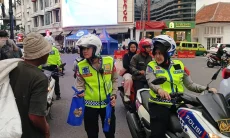 Polrestabes Siagakan Tim Motor Senyum Urai Macet Libur Lebaran di Kota Bandung