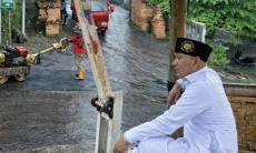 Kesal Jalan Rusak Dibiarkan, Ujang Busthomi Turun Tangan Perbaiki Jalur Penpen–Greged
