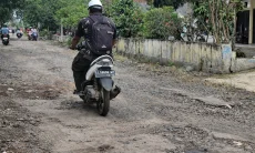 Jalan Poros Plumbon-Sumber Rusak, Warga Cempaka Pertanyakan Kinerja Kuwu
