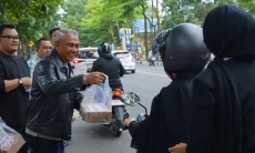 Berkah Ramadan, BPJS Ketenagakerjaan Cabang Bandung Suci Berbagi Takjil di Jalan