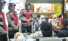 Jaga Keamanan, Polwan Polrestabes Bandung Patroli Dialogis di Terminal dan Stasiun