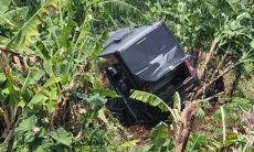 Diduga Rem Blong, Bus Pariwisata Hantam Sebuah Mobil dan Terperosok di Cijamil KBB