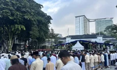 Ribuan Warga Ikuti Salat Id di Balai Kota Bandung, Farhan Tekankan Introspeksi