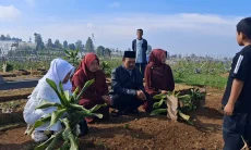 Haru di TPU Cisarua saat Idulfitri, Keluarga Ziarahi Empat Korban Longsor