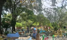 Tradisi Nyekar saat Lebaran, TPU di Cirebon Dipenuhi Peziarah