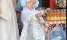 Viral Bocah Bawa THR Satu Kantong Plastik, Warganet Heboh: ‘Juara War Keluarga!’