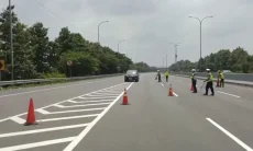 Jelang One Way Arus Balik Lebaran, Petugas Sterilisasi Jalur di Tol Cipali