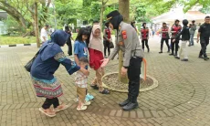 Jaga Rasa Aman Pengunjung, Polwan Polrestabes Bandung Patroli di Pusat Wisata,