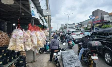 Diburu Pemudik, Kerupuk Melarat hingga Gapit Laris Manis di Jalur Pantura Cirebon