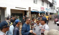 Legislator Ikut Langsung Penertiban, Minta PKL Relokasi ke Pasar Jambu Dua