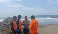 Seorang Remaja Terseret Arus di Pantai Timur Pangandaran, Tim SAR Lakukan Pencarian