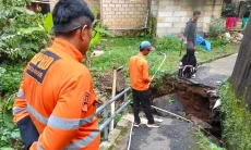 Jembatan Penghubung Ciranjang-Pamoyanan Ambruk, Akses Jalan Warga Terputus