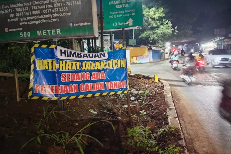 Jalan Licin Akibat Proyek Galian, Sejumlah Pengendara Terjatuh di Jalan Raya Cimahpar