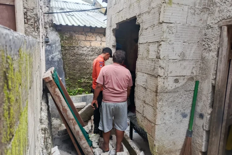 Dampak Pergeseran Tanah, Tembok Kamar Tidur Iwan Mendadak Ambruk 