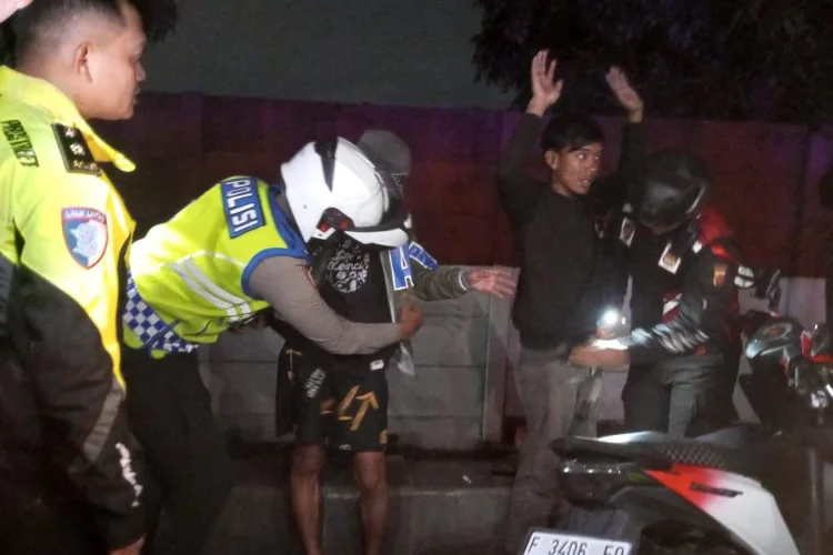 Bupati - Kapolres Bogor Amankan Ratusan Botol Miras dan Penjualnya